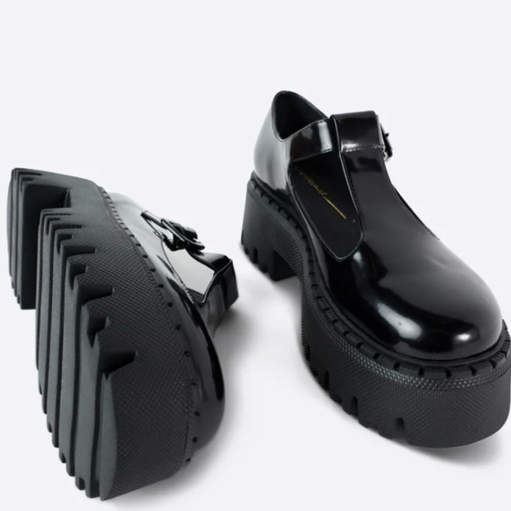 Intentionally Blank size 9 black patent lug sole maryjane.